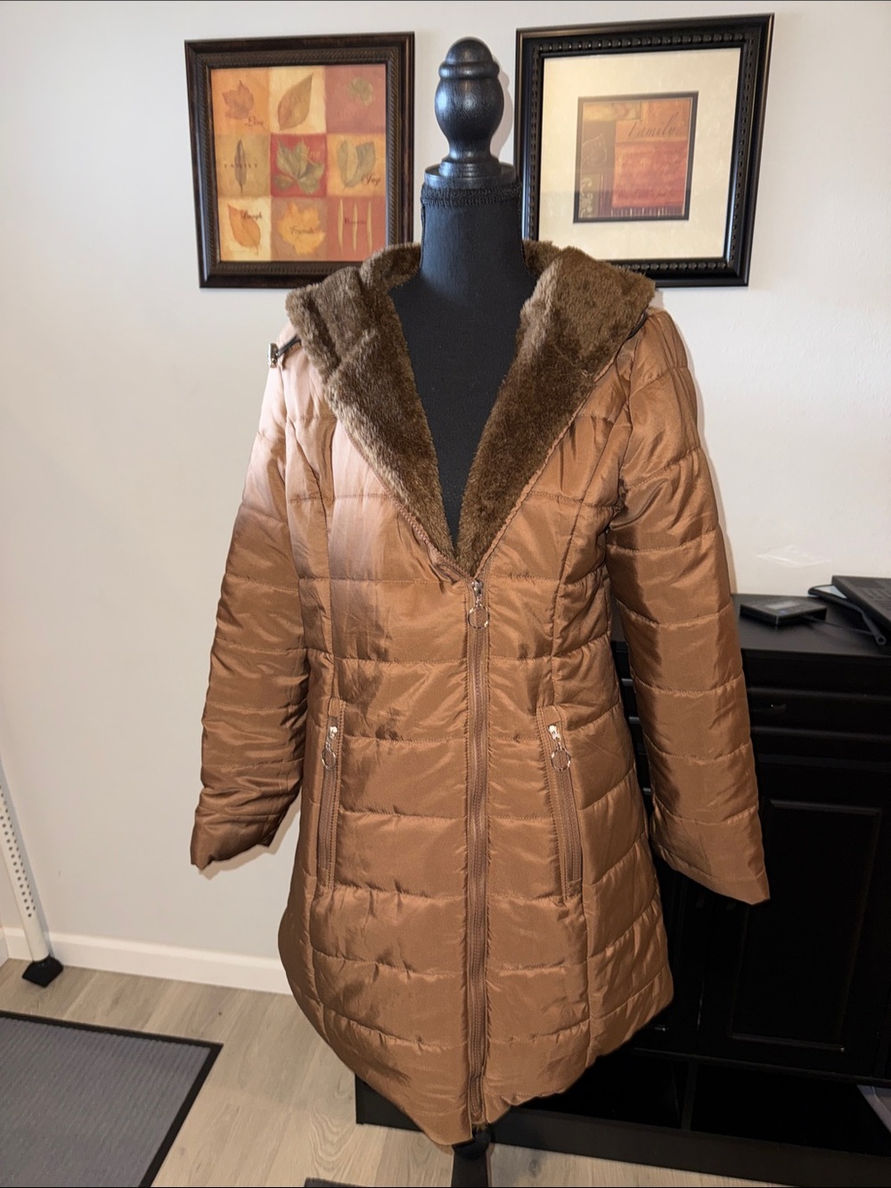 Women's Quilted Long Puffer Coat with Faux Fur Trim - Brown M